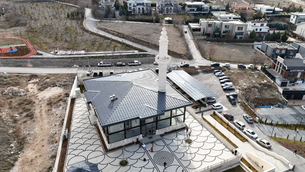 Ankara&rsquo;da kendi kendine yeten cami modeli: G&uuml;neş enerjisiyle t&uuml;m giderler karşılanıyor
