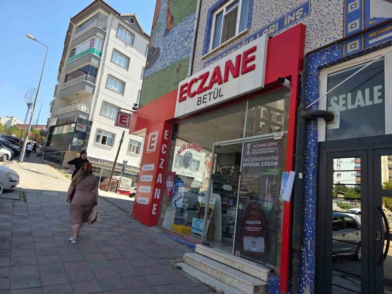 Ankara’da kontrolden çıkan otomobil eczaneye çarparak durabildi
