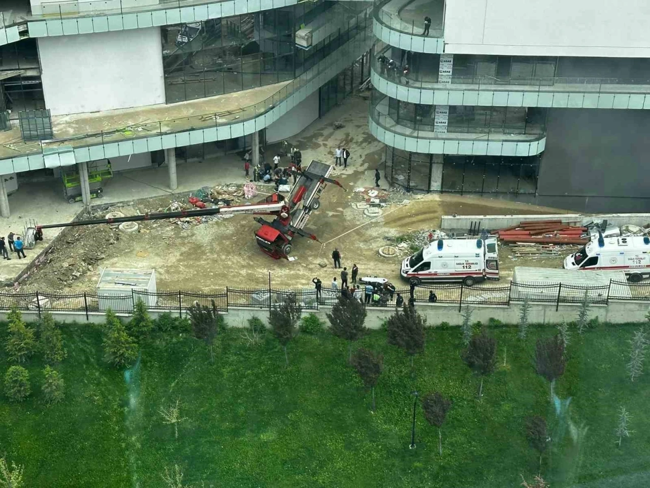 Ankara’da kule vinç devrildi: 3 yaralı
