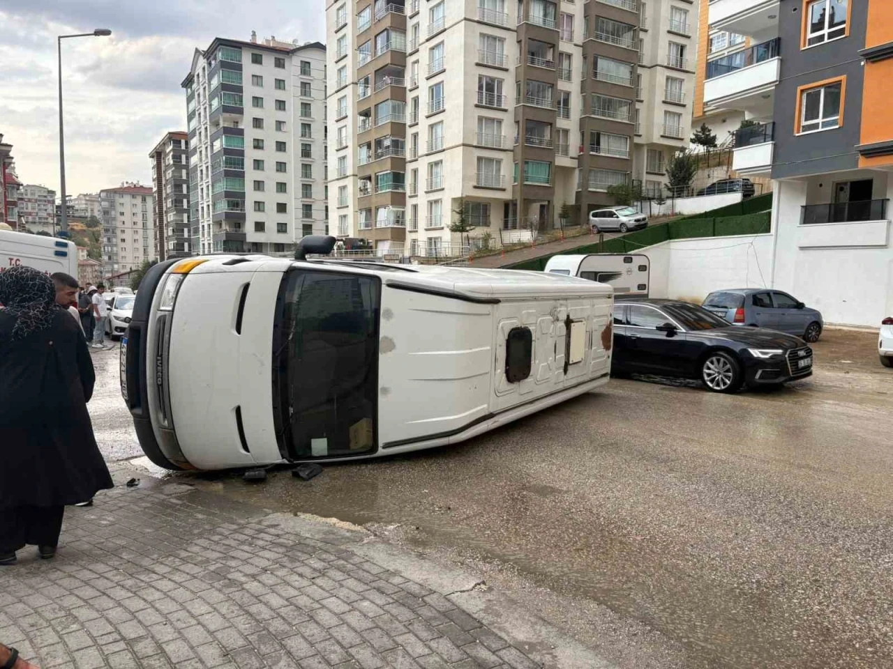 Ankara’da minibüs yol kenarına devrildi
