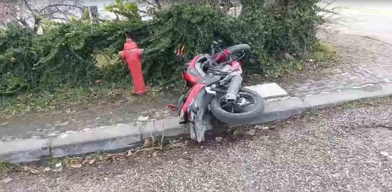 Ankara&rsquo;da motosiklet s&uuml;r&uuml;c&uuml;s&uuml; k&ouml;peğe &ccedil;arpmamak isterken kaza yaptı
