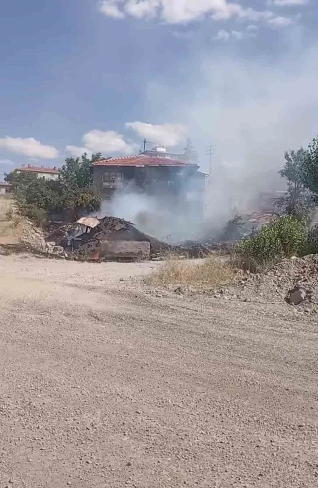 Ankara&rsquo;da otları temizlemek i&ccedil;in yakılan ateş eve sı&ccedil;radı
