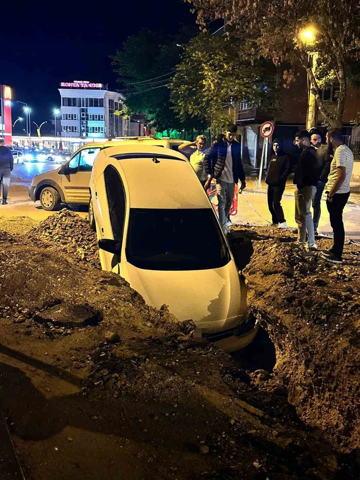 Ankara’da otomobil altyapı çalışmaları için açılan çukura düştü
