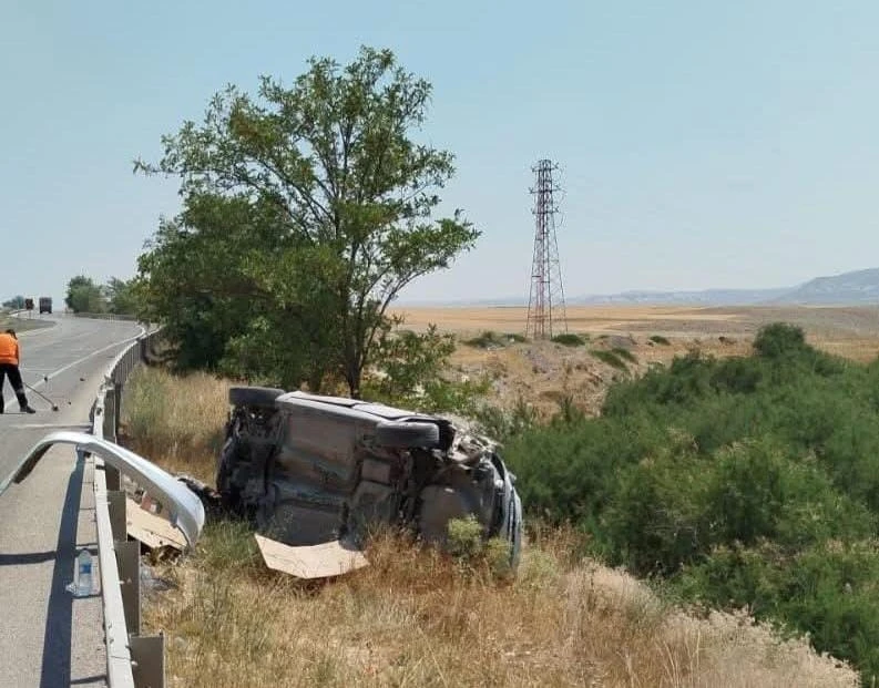 Ankara’da otomobil bariyerlere çarptı: 5 yaralı
