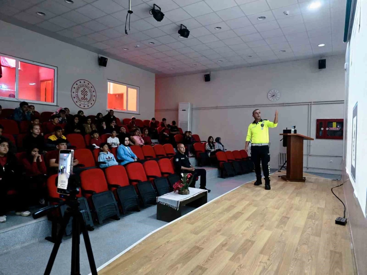 Ankara’da polisten öğrencilere trafik eğitimi
