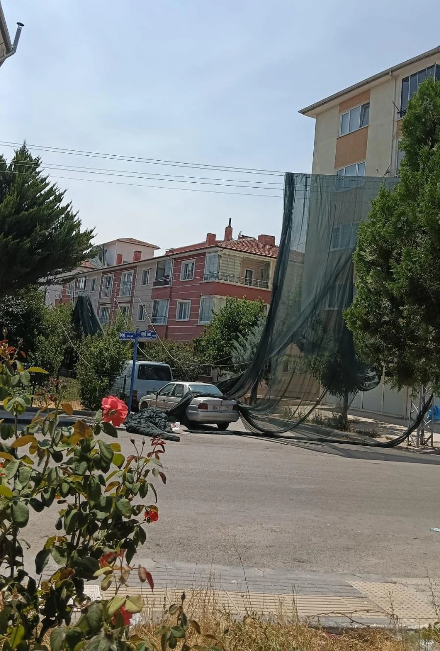 Ankara’da rüzgar sera örtülerini uçurdu

