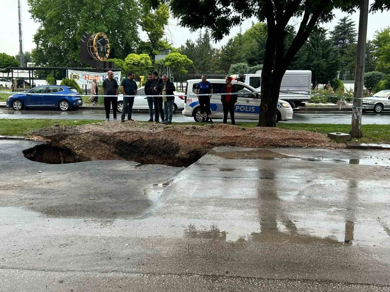 Ankara&rsquo;da sağanak sonrası yolda &ccedil;&ouml;kme meydana geldi
