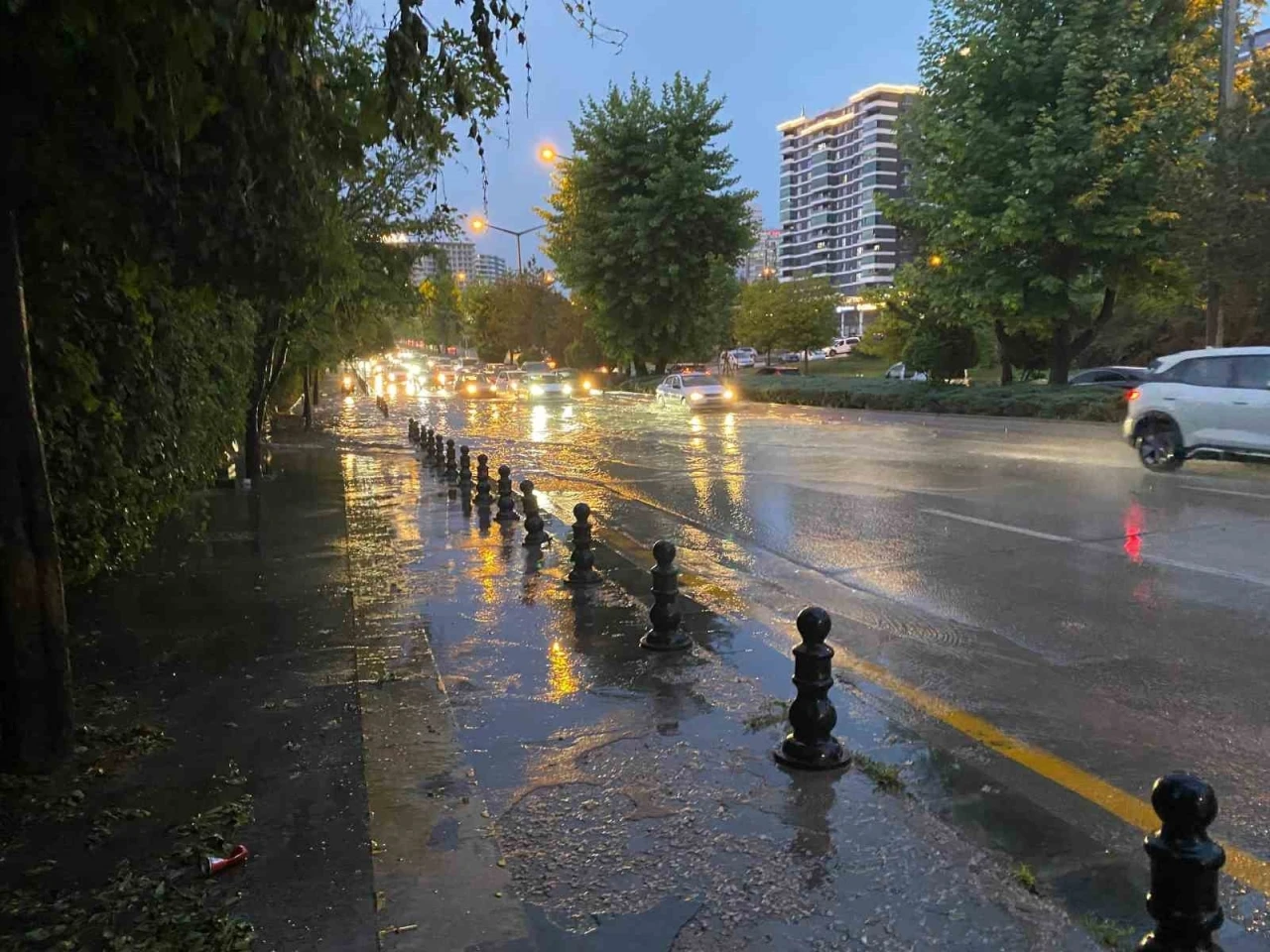 Ankara’da sağanak yağış etkili oldu