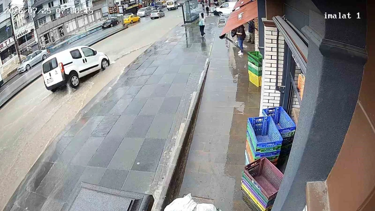 Ankara&rsquo;da sağanak yağıştan dolayı &ccedil;&ouml;ken yola d&uuml;şen ara&ccedil; g&uuml;venlik kamerasına yansıdı
