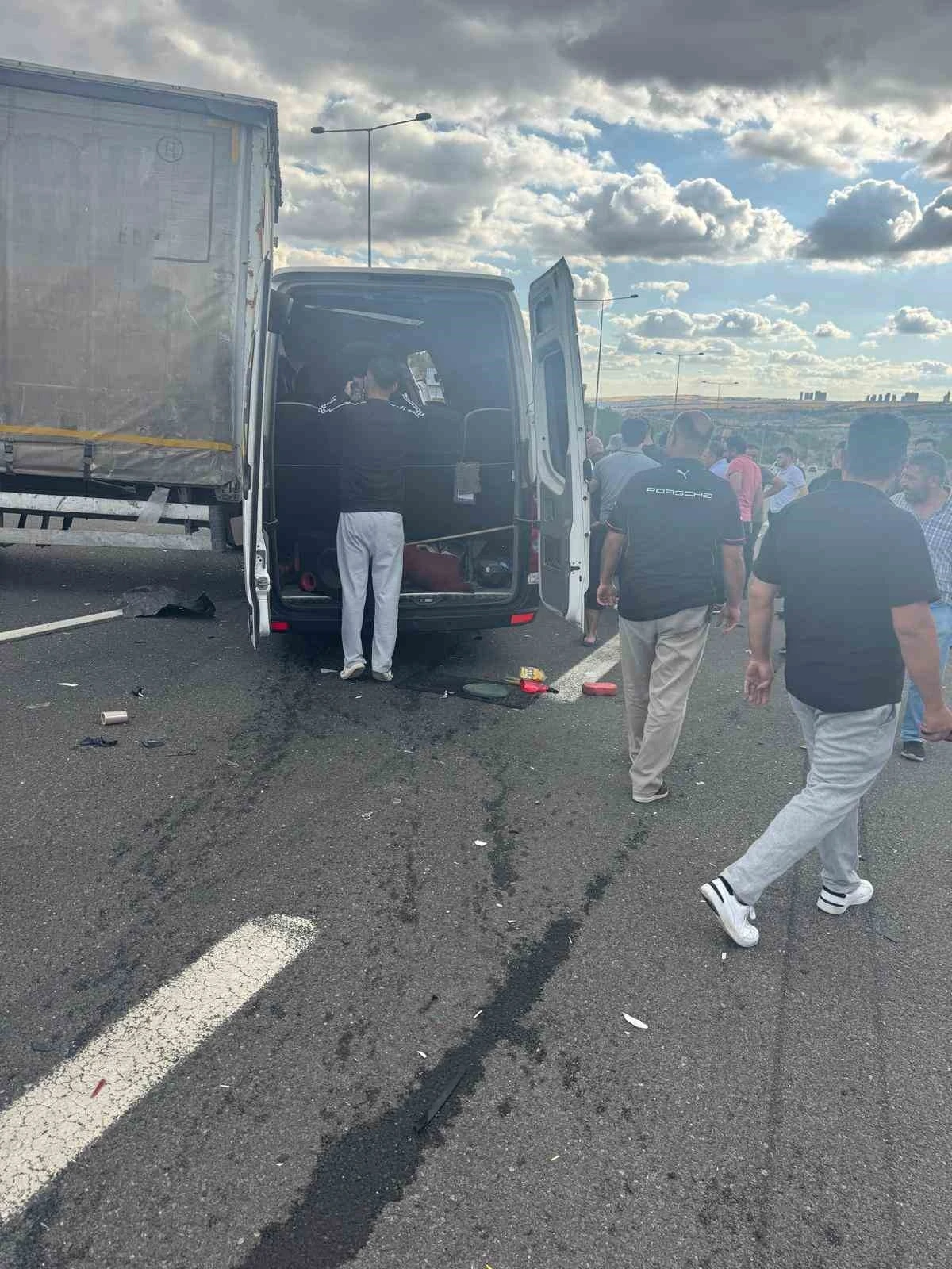 Ankara’da servis minibüsü kamyona çarptı: 1 ölü, 5 yaralı
