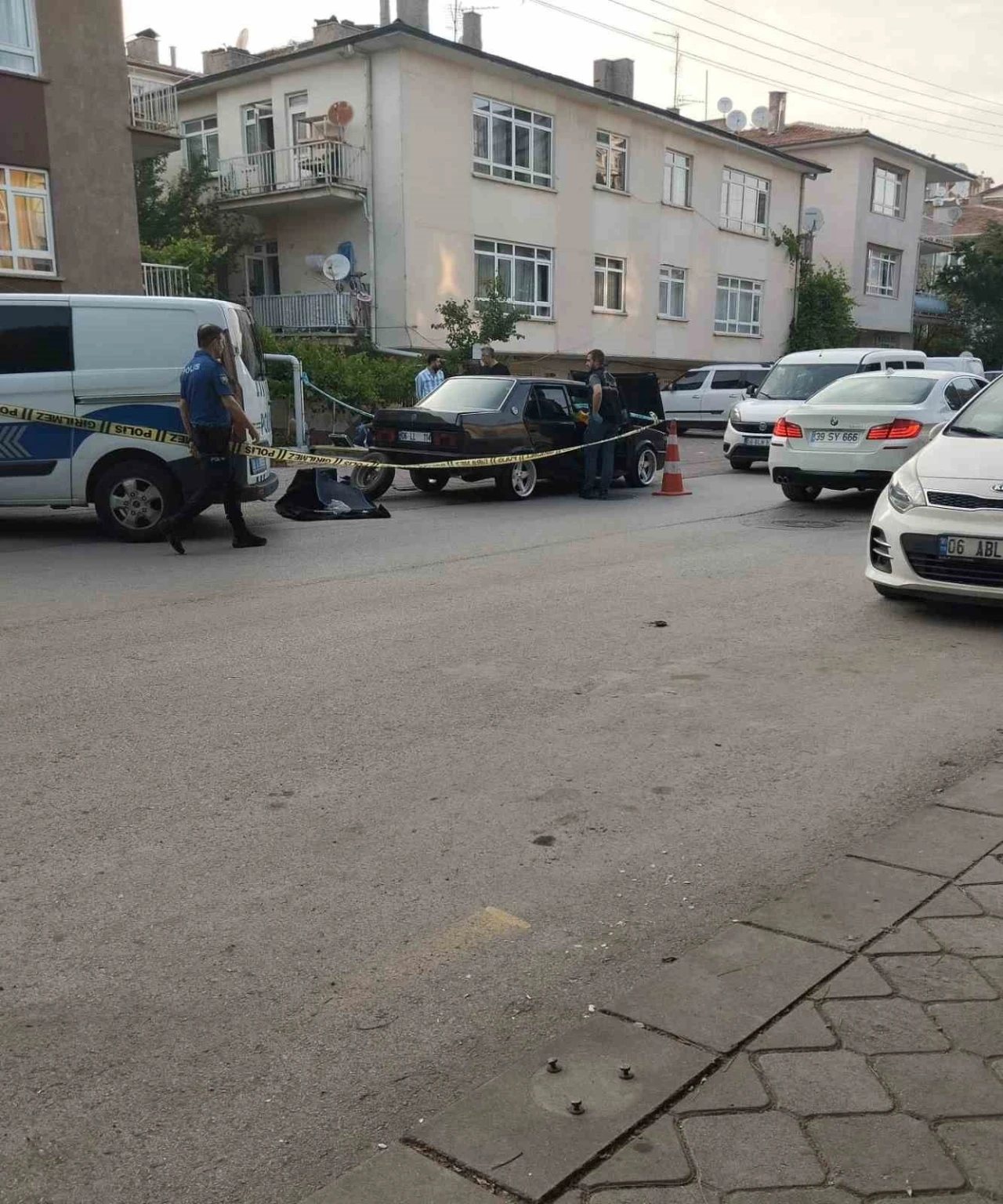 Ankara’da sokak ortasında uyuşturucu krizine girdiği öngörülen 2 kişi hayatını kaybetti
