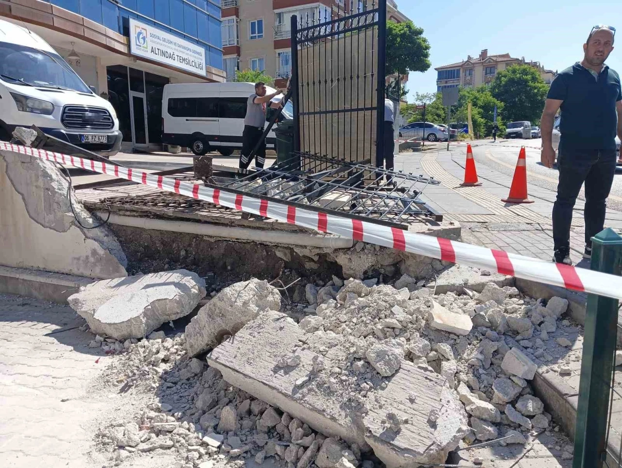Ankara’da sürekli trafik kazalarının meydana geldiği cadde çevre sakinlerini tedirgin ediyor
