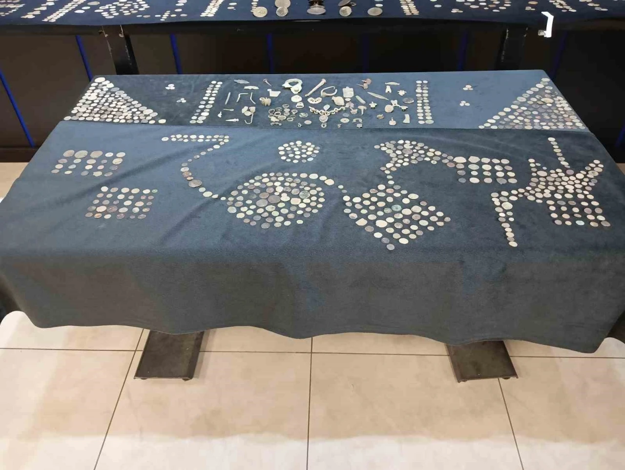Ankara’da tarihi eser operasyonu: Eski dönemlere ait çok sayıda sikke ve eşya ele geçirildi
