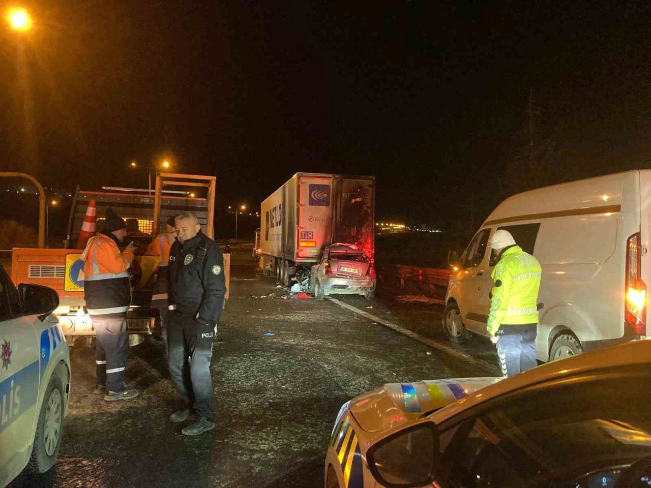 Ankara&rsquo;da tıra &ccedil;arpan aracın s&uuml;r&uuml;c&uuml;s&uuml; hayatını kaybetti
