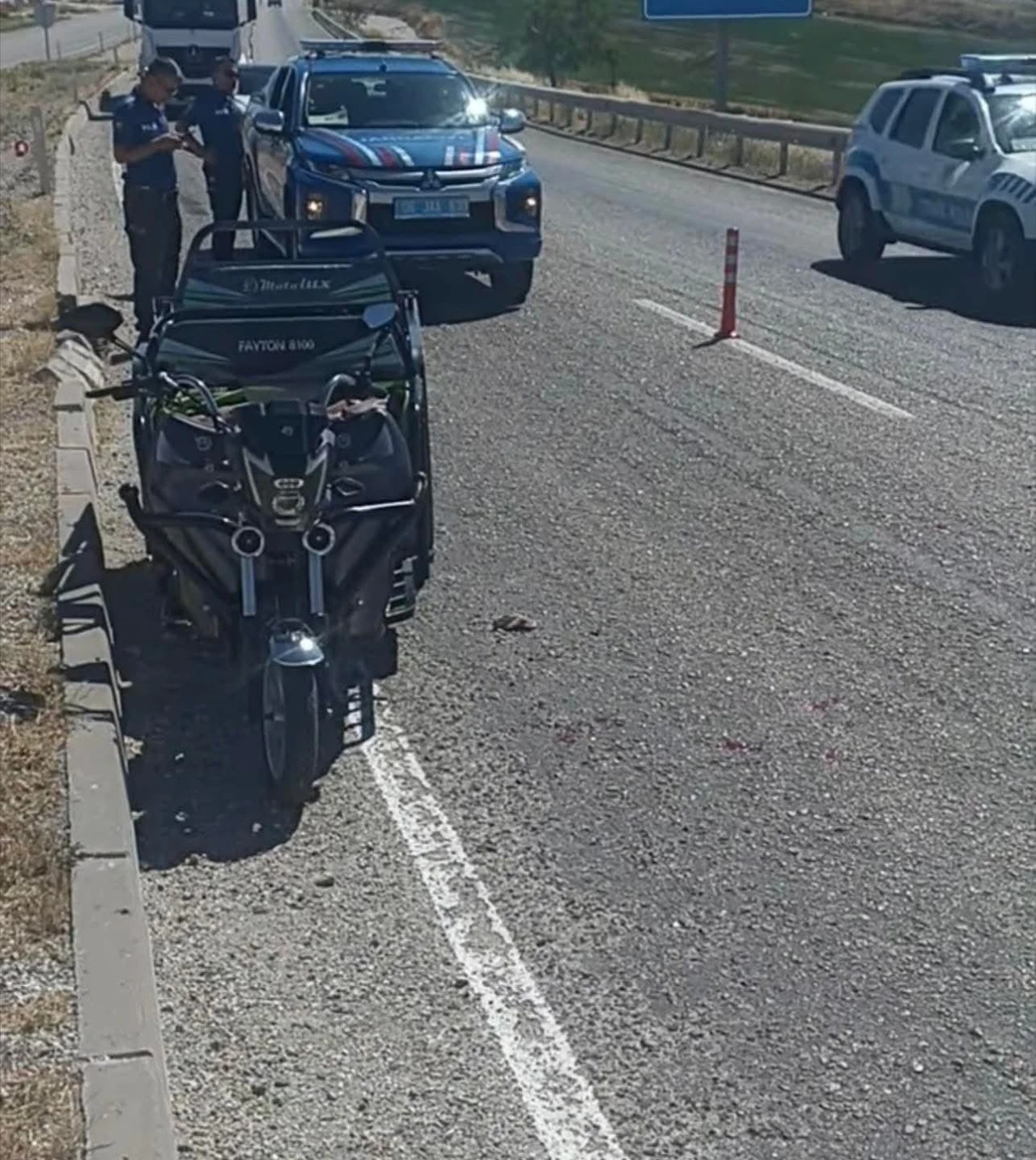 Ankara’da tırın sıkıştırdığı 3 tekerli motosiklet devrildi: 3 yaralı
