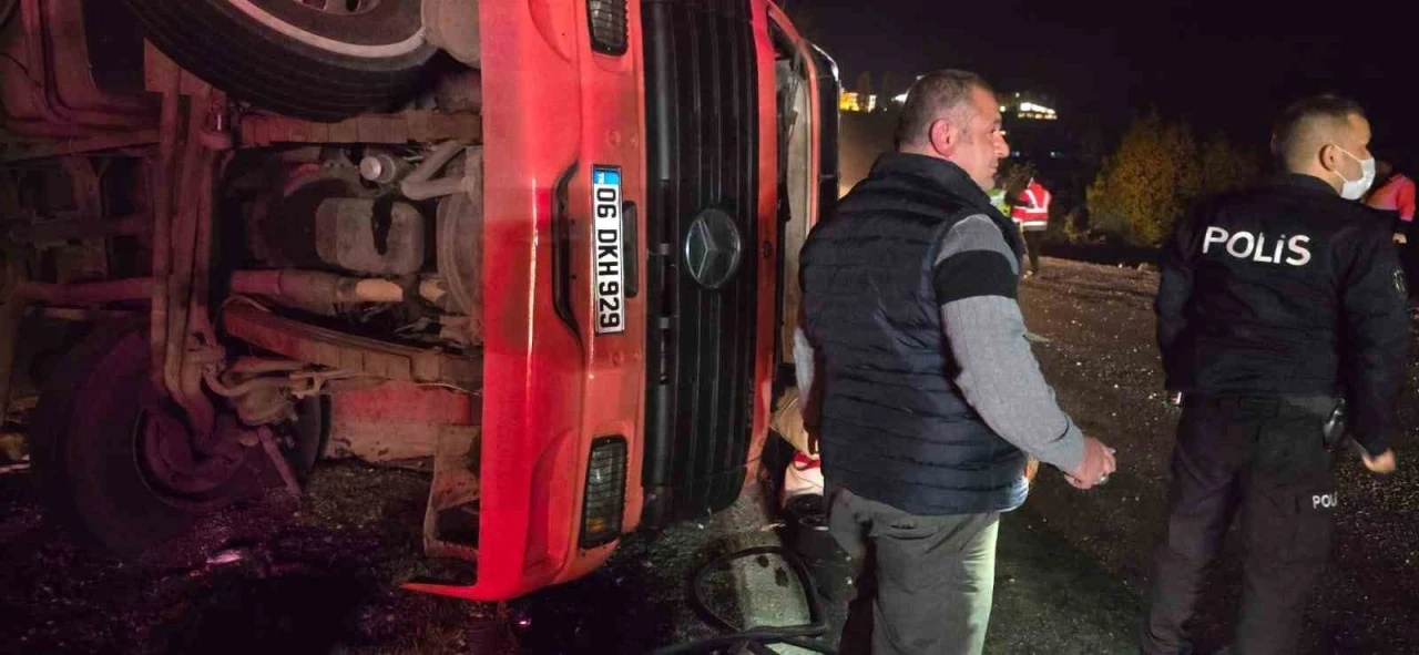 Ankara’da virajı alamayan tır devrildi: 1 yaralı