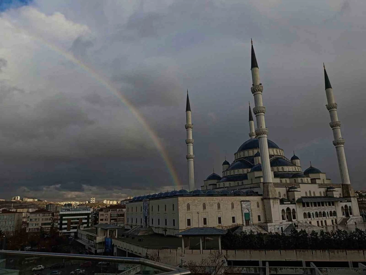 Ankara&rsquo;da yağmur sonrası g&ouml;kkuşağı hayran bıraktı
