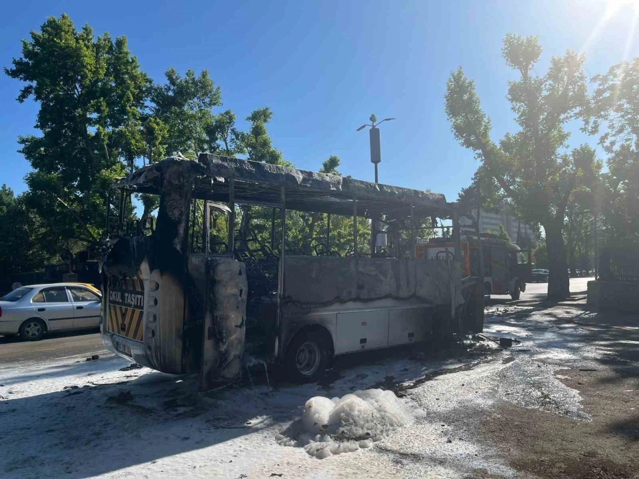 Ankara’da yanan minibüs kullanılamaz hale geldi
