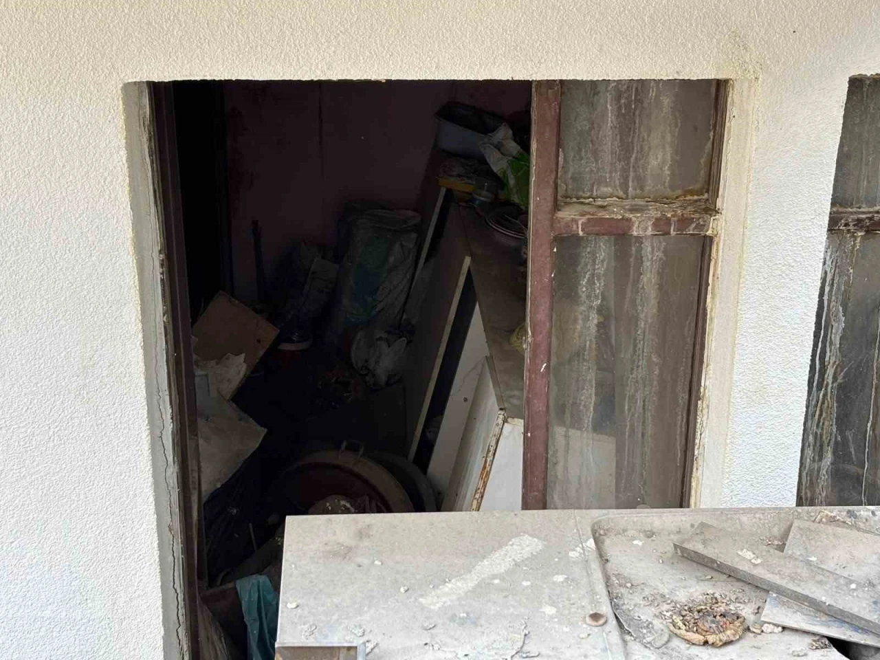 Ankara&rsquo;da yaşlı &ccedil;ifte ait evden kamyon dolusu &ccedil;&ouml;p &ccedil;ıkartıldı
