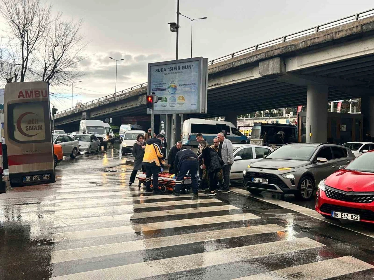 Ankara&rsquo;da yaya ge&ccedil;idinde otomobilin &ccedil;arptığı kadın yaralandı
