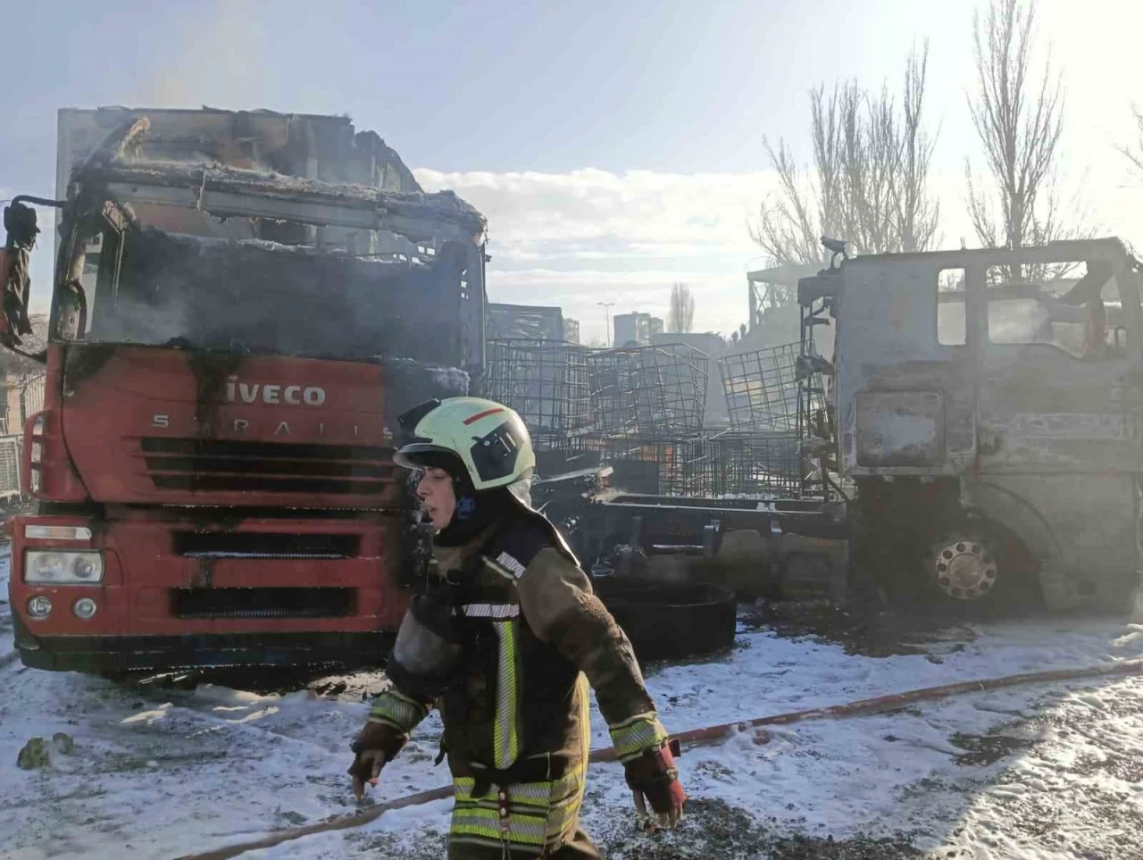 Ankara&rsquo;da yediemin otoparkındaki tır yangını kontrol altına alındı
