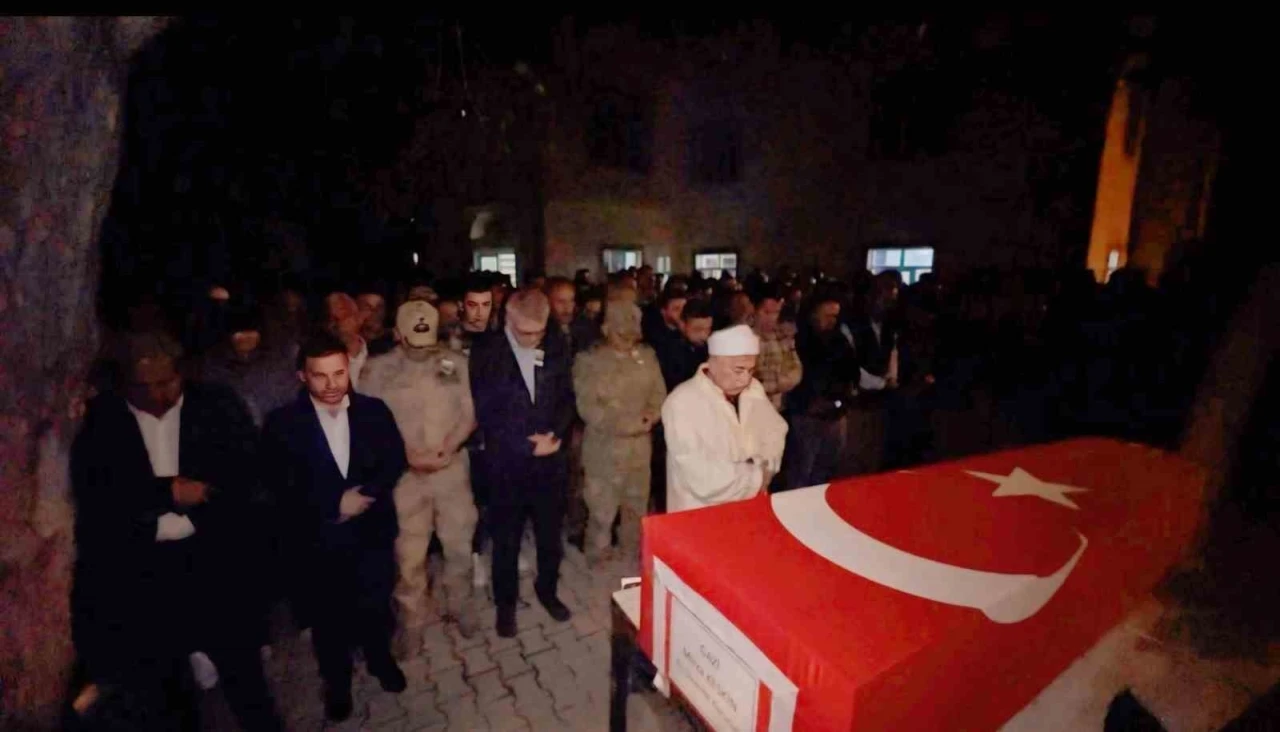Ankara&rsquo;dan getirilen gazi Mirza Keskin&rsquo;in naaşı, Y&uuml;ksekova&rsquo;da d&uuml;zenlenen t&ouml;renle toprağa verildi
