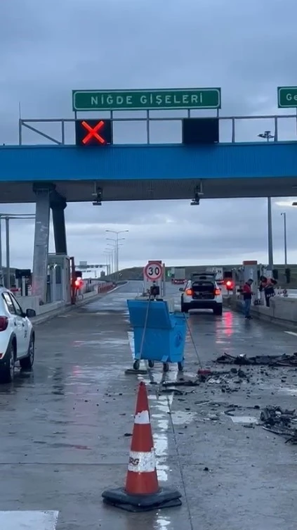 Ankara-Niğde Otoyolu’nda iki araç kafa kafaya çarpıştı: 5 yaralı
