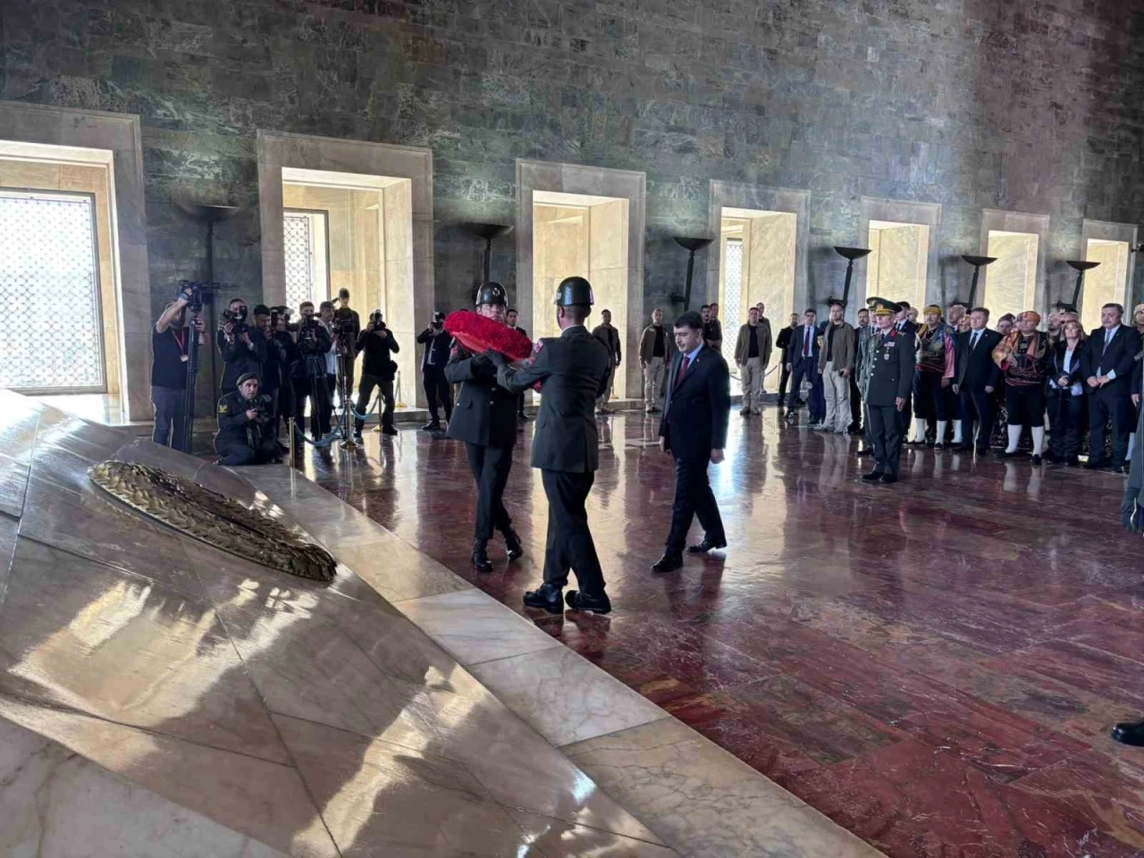 Ankara’nın başkent oluşunun 101. yıl dönümü, Anıtkabir ve 1. Meclis binasında düzenlenen törenlerle kutlandı