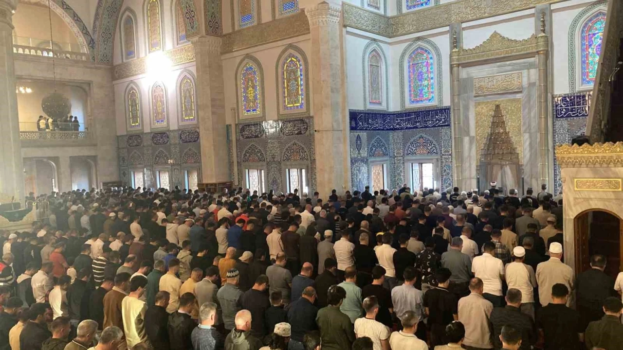 Ankara vatandaşlar Kurban Bayramı namazı için camilere akın etti
