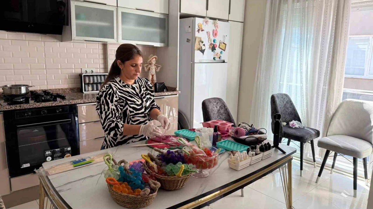 Anne olunca mutfağını atölyeye çevirip kendi işini kurdu: Sabunları meyve şeklinde tasarlıyor
