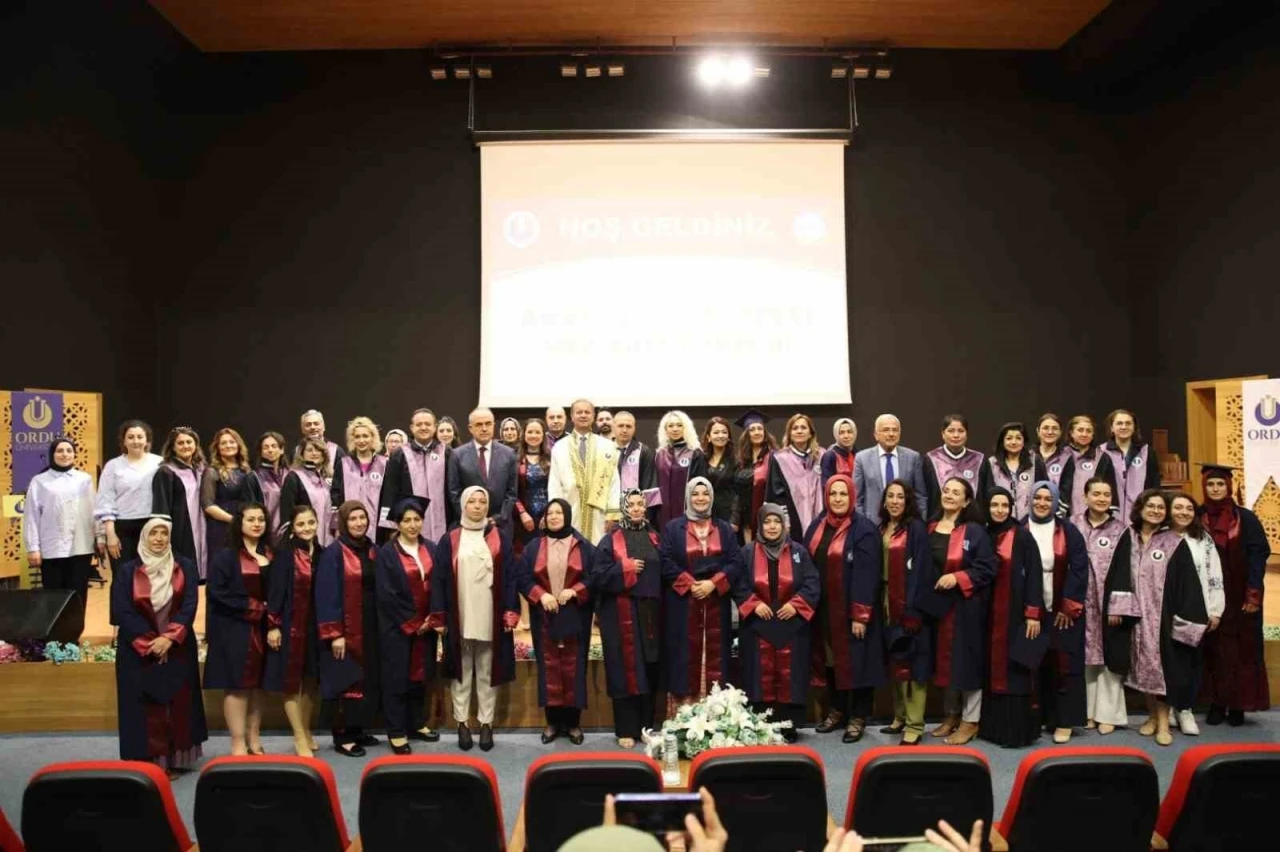 ’Anne Üniversitesi’ ilk mezunlarını verdi
