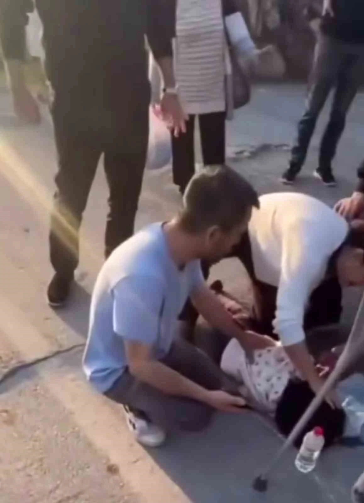 Anne ve 2 &ccedil;ocuğuna yaya ge&ccedil;idinde otomobil &ccedil;arptı
