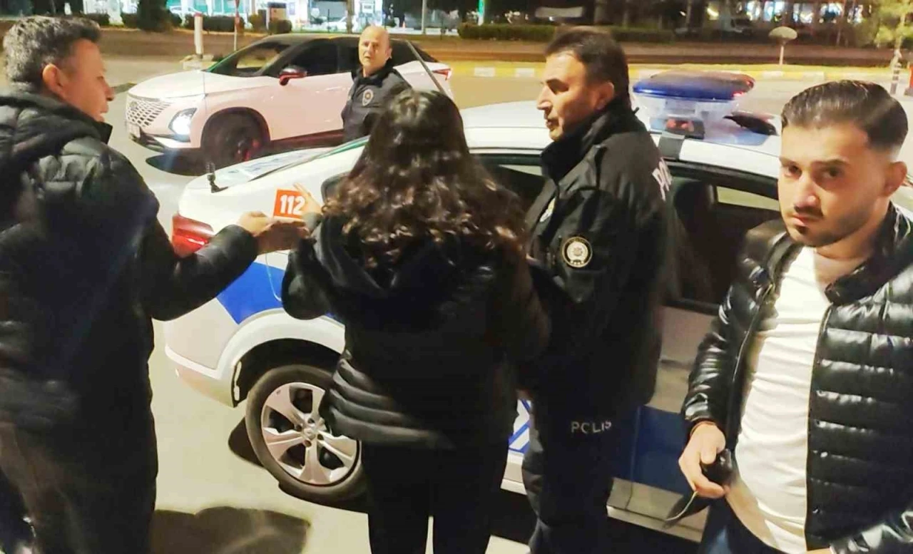 Anne ve baba, avukat kızlarını taksi durağına kilitledi
