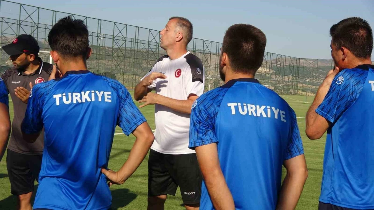 Anne ve babasının sesi oldu, şimdi ise ay-yıldızlı forma için çalışıyor

