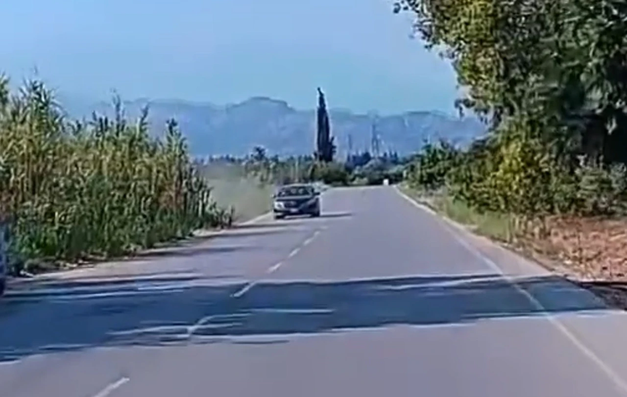 Anne ve kızının yaralandığı kazada otomobilin şarampole düştüğü anlar kamerada
