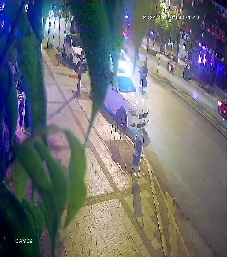 Anne ve oğluna yaya geçidinde otomobil çarptı, başka bir otomobil de üstlerinden geçti