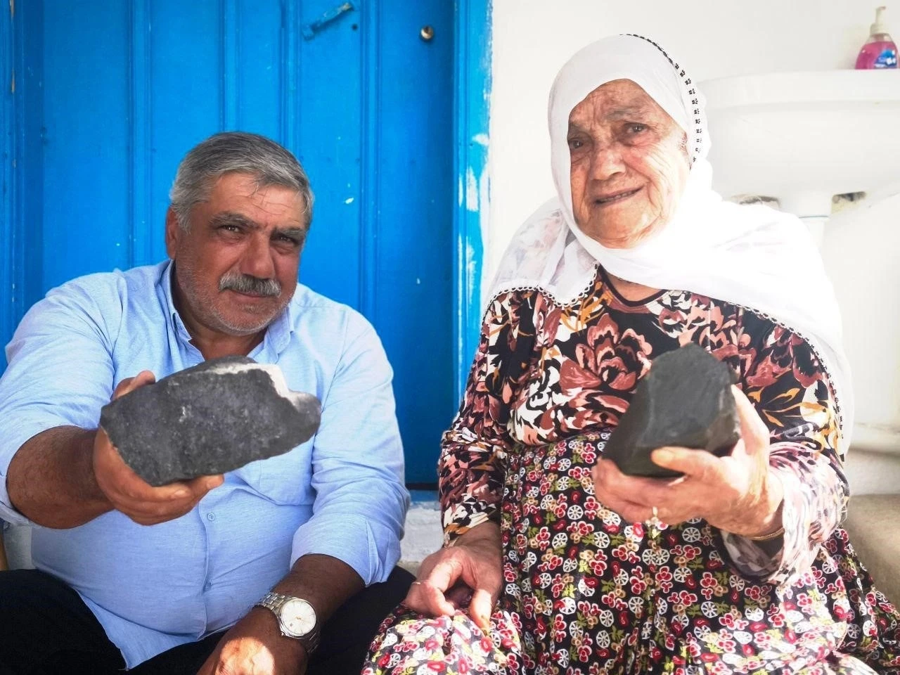 Anneler Günü hediyesi ’gökten’ indi: Bahçesine göktaşı olduğu düşünülen cisim düştü
