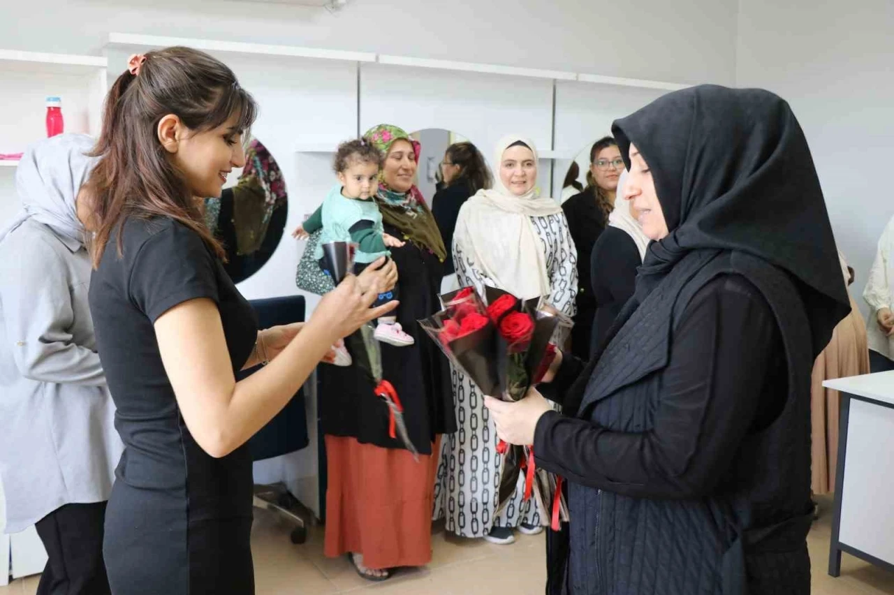 Anneler Günü’nde kadın kursiyerler unutulmadı
