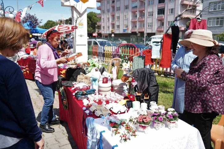 Anneler Günü’ne özel kurulan pazarda hem satış yaptılar hem eğlendiler
