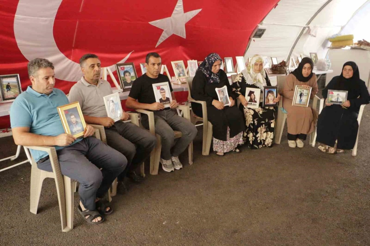 Annelerinin evlat nöbeti kavurucu sıcaklara rağmen devam ediyor
