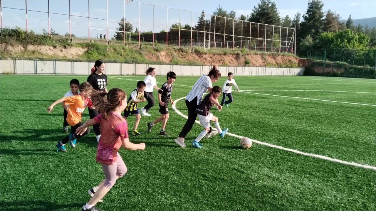 Annelerle oğullarının yeşil sahadaki mücadelesi gülümsetti
