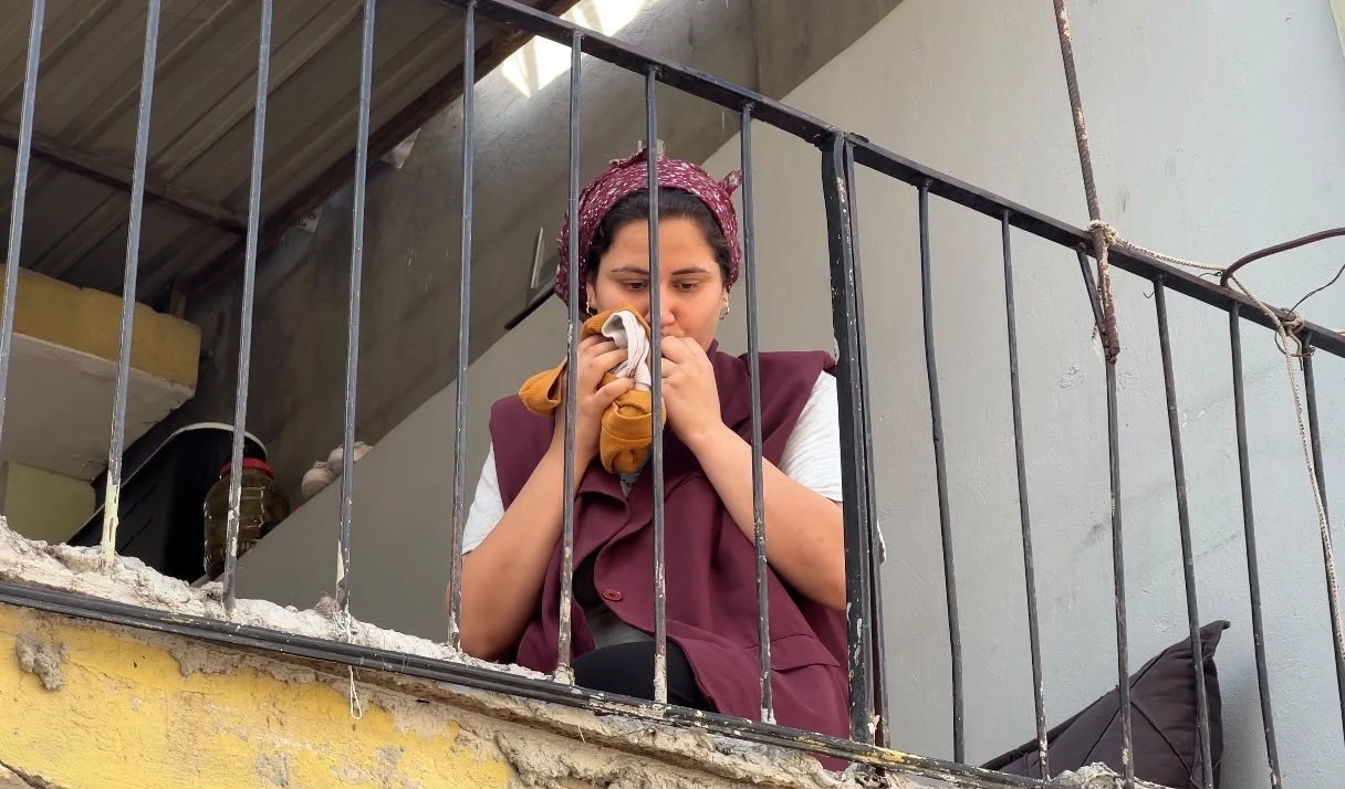 Annesi sokaktan korkarken, facia evlerinin balkonunda yakaladı
