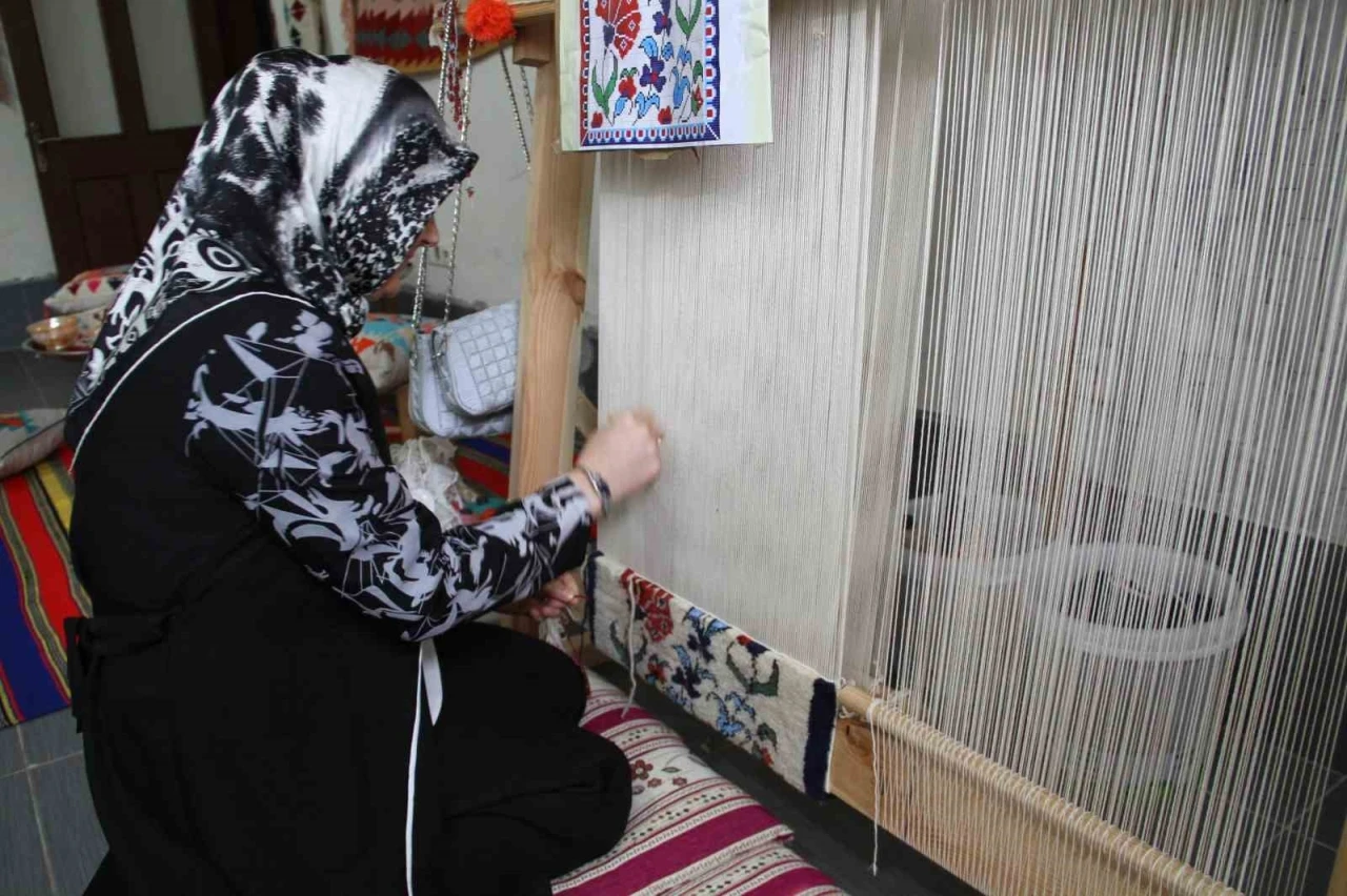 Annesinden &ouml;ğrendiği sanatı yaşatıyor
