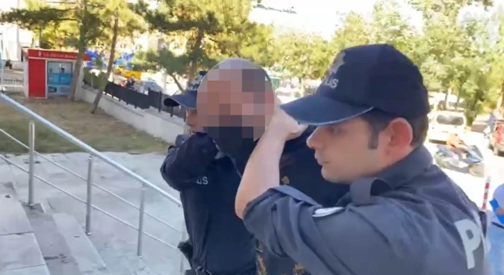 Annesini defalarca bı&ccedil;aklayarak &ouml;ld&uuml;ren oğul, adliyeye sevk edildi
