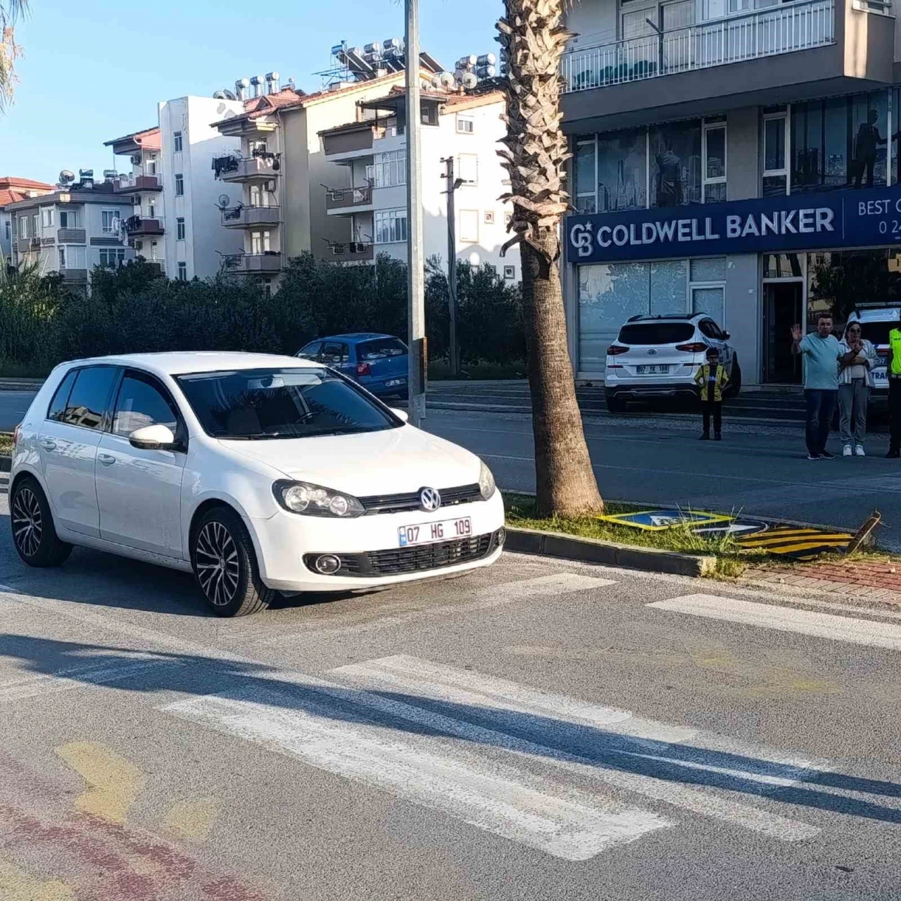 Annesinin elinden yola fırlayan 4 yaşındaki çocuğa otomobil çarptı
