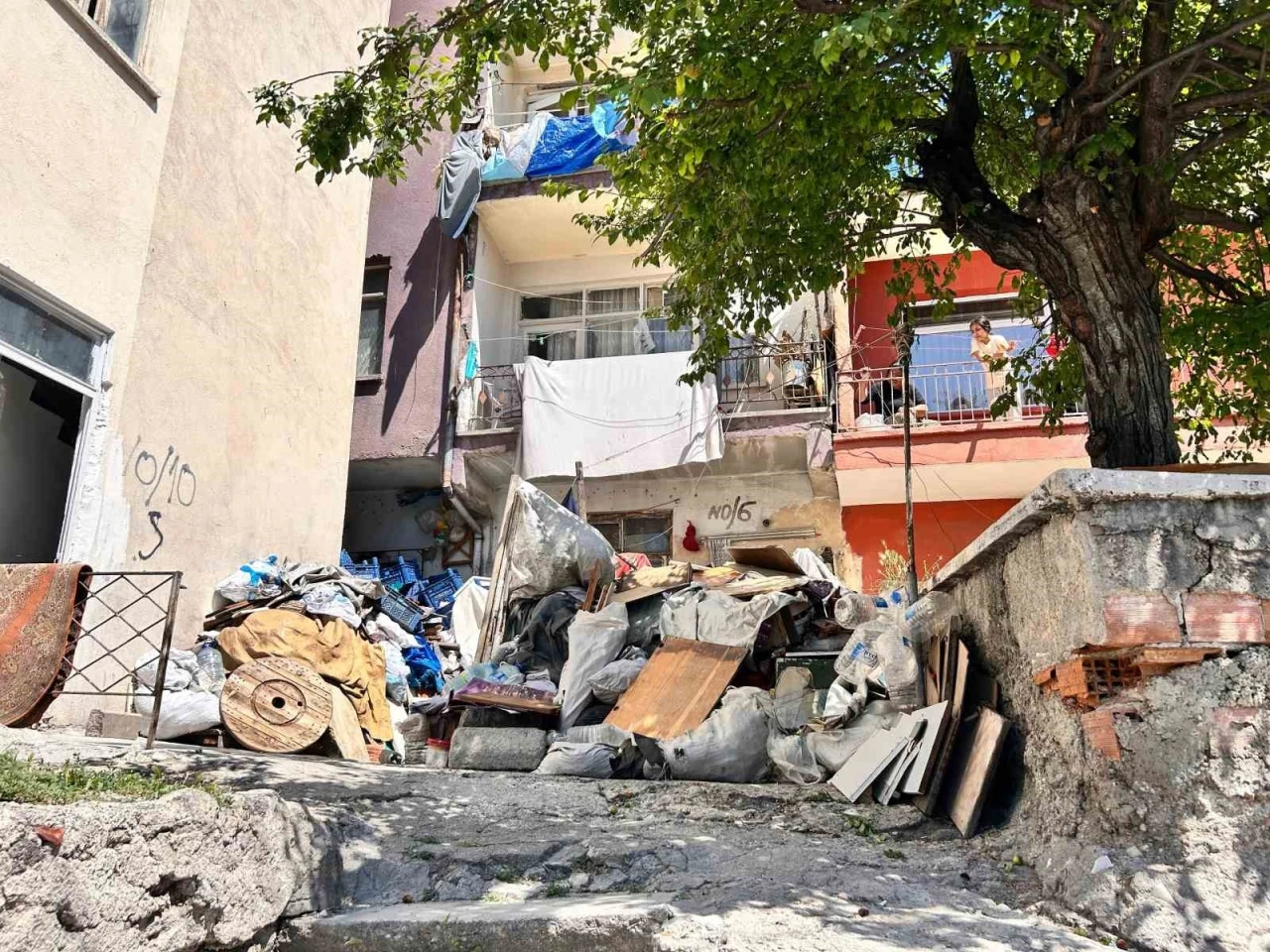 Annesinin ka&ccedil;ırılıp &ccedil;&ouml;p evde tutulduğunu iddia etti
