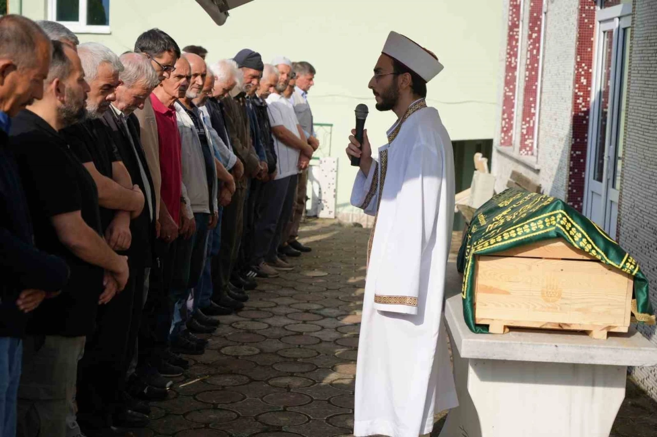 Annesiyle birlikte silahlı saldırıda &ouml;len 4 yaşındaki &Ouml;yk&uuml; Naz toprağa verildi
