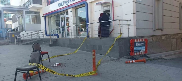 Annesiyle g&ouml;n&uuml;l ilişkisi olduğunu d&uuml;ş&uuml;nd&uuml;ğ&uuml; şahsı bı&ccedil;akla yaraladı
