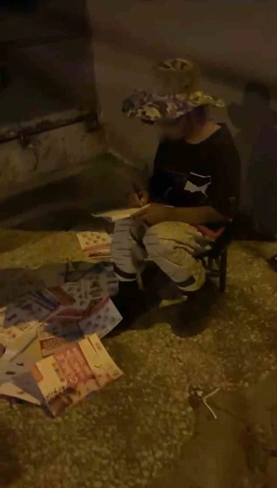 Annesiyle hurda toplayan Ayşe&rsquo;nin kitap sevgisi duygulandırdı
