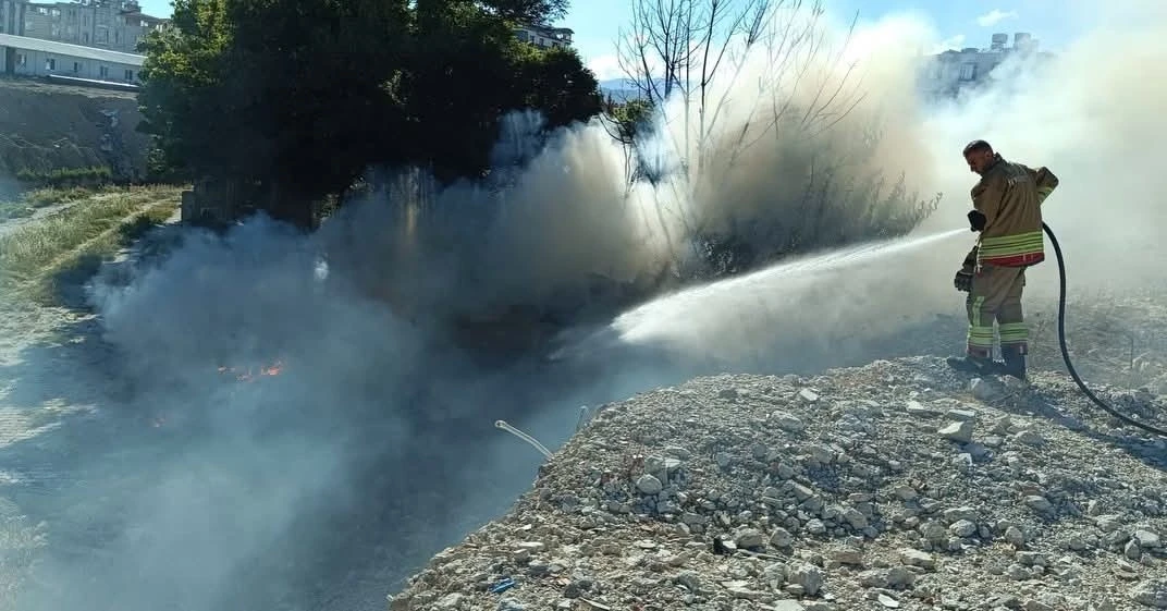 Antakya&rsquo;da  hurdalık ve &ccedil;&ouml;pl&uuml;k yangını
